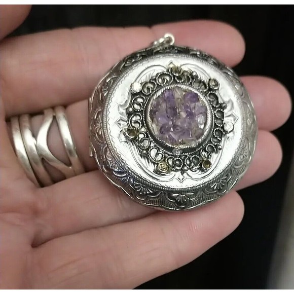 Unbranded Jewelry - Vintage Silver Tone Amethyst Chip Large Round Ornate  Locket Pendant